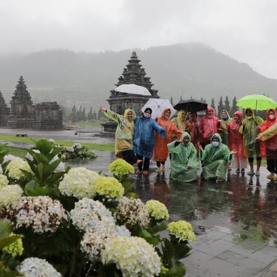 "Pelayanan yg sangat memuaskan, guide yg cerdas dlm memberikan info serta fasilitas mulai dari bus dan tempat makan yg di siapkan sangat nyaman dan teratur" ~ Bonita Latief