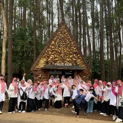 "Memenuhi kebutuhan para peserta tour, lebih flexibel, tourguide nya juga ramah n menyenangkan dlm perjalanan" ~ A. H. Iriani