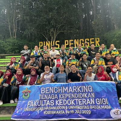 Foto Group Benchmarking Tenaga Pendidikan Fakultas Kedokteran Gigi Unhas di Pinus Pengger