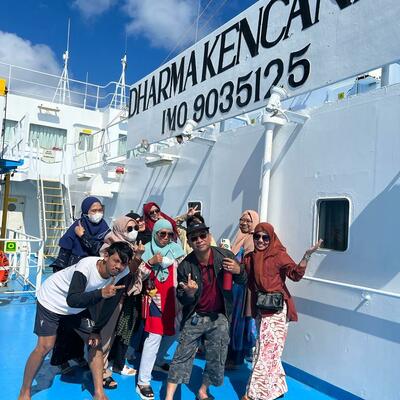 Foto Bersama di KM Dharma Kencana 