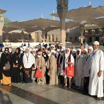 Foto Group di Pelataran Mesjid Nabawi Madinah -  Umroh Oktober by Lion Air