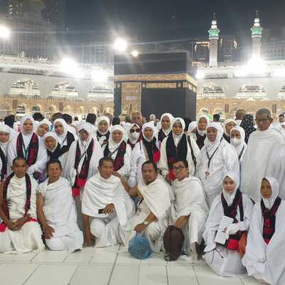 Foto Group di Depan Ka'bah Mekah -  Umroh Oktober by Lion Air