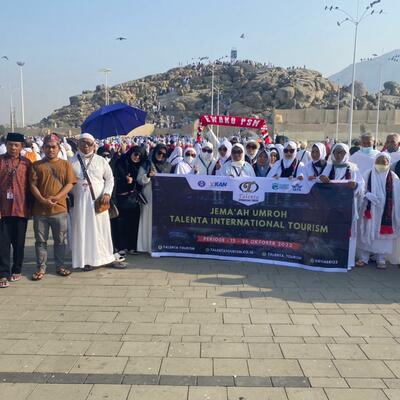 Foto Group di Jabal Rahmah/ Padang Arafah Mekah -  Umroh Oktober by Lion Air