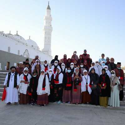 Foto Group di Depan Mesjid Quba Madinah -  Umroh Oktober by Lion Air