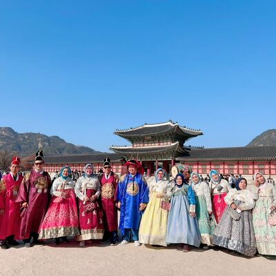 Group FKG Unhas  Selfie Hanbok didepan Istana Gyeongbokgung