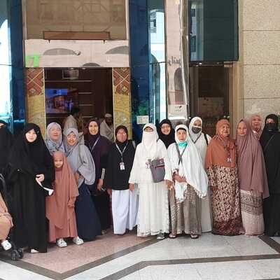 JAMAAH ASAMULIA TOUR AND TRAVEL DEPAN HOTEL
