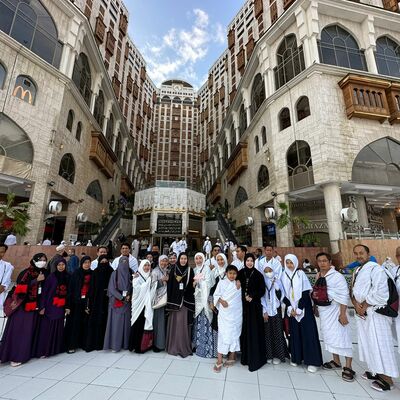 Grup Umroh 26 Desember 2022 didepan Hotel 