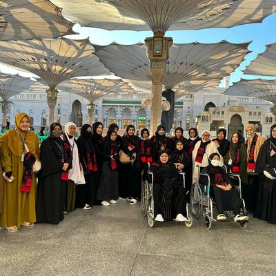 Grup Umroh periode 26 Desember - 19 Januari 2023 di pelataran Masjid Nabawi
