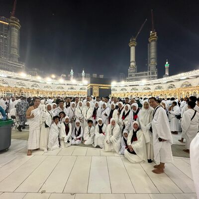 Grup Umroh Desember Januari di Depan Kabah