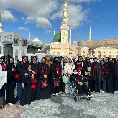 Foto Bersamaa Jamaah Umroh didepan Masjid Nabawi 
