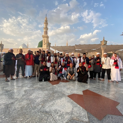 Grup Umroh 13 Hari Januari di depan Masjid Nabawi