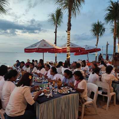 Grup Wisata PWGT Dinner di Jimbaran Bali