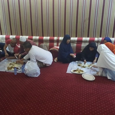 Makan daging unta