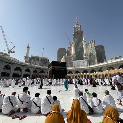 Berdoa di depan Ka'bah