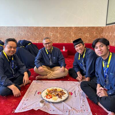 Makan di Resto Romansiah