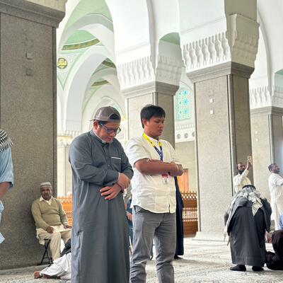 Shalat di Masjid Quba