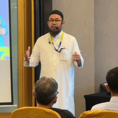 Ustadz Fuad Mubarak Pembimbing Umrah Munatour