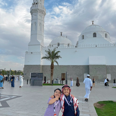 Momen Bahagia Jamaah Junior Umroh Hadiyya (September 2024) di Masjid Quba