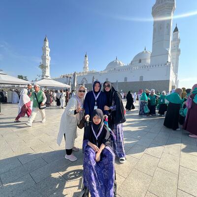 Momen Bahagia Jamaah Umroh Hadiyya (November 2024) di Mesjid Quba