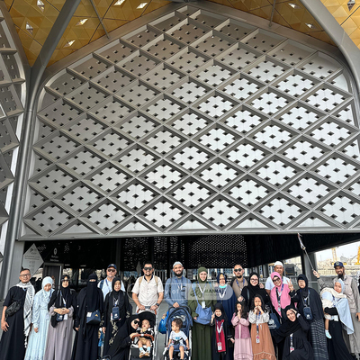 Jemaah Berada di Stasiun Kereta Cepat Haramain