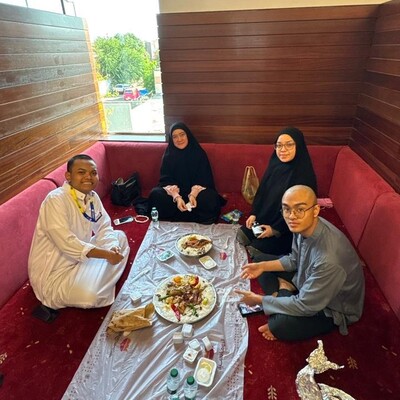Makan di Resto Romansiah